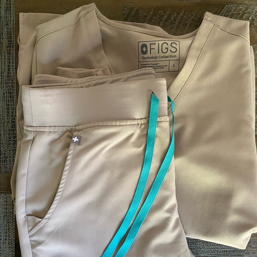 Figs small set Boulder. Casma 3 pocket top and Zamora joggers. Selling as set.